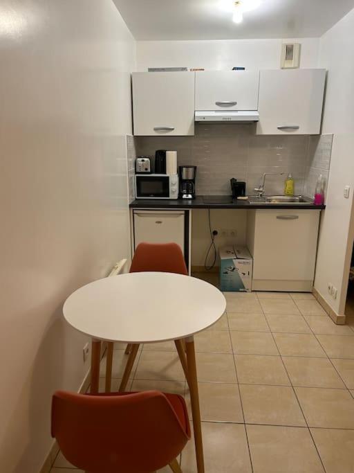 Studio A 2 Pas Du Metro Clichy Exteriör bild